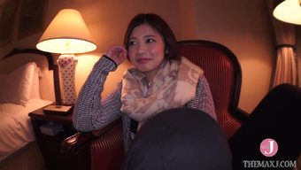 漂亮的亚洲宝贝热情地...