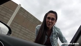 一个漂亮的小妓女试图谋生