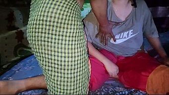 无计划的激情把妻子和男人带进了加班