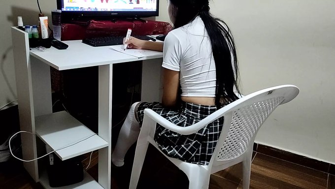 变态老师用性教育作业帮助18岁的女学生