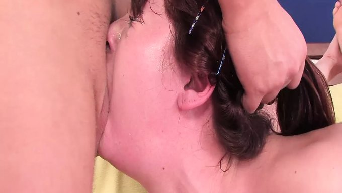 在这个深喉视频中让你的喉咙被舔和操