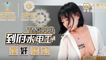 亚洲少女从后面被一根...