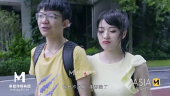 大学宿舍的亲密时刻:...