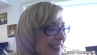 成熟的熟女给她年轻的...