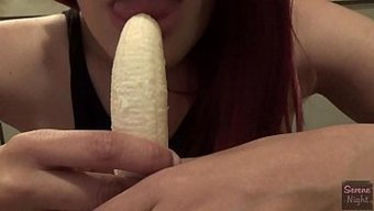 拉丁美女用香蕉口交练...