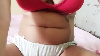 大学夫妇在宿舍房间里...