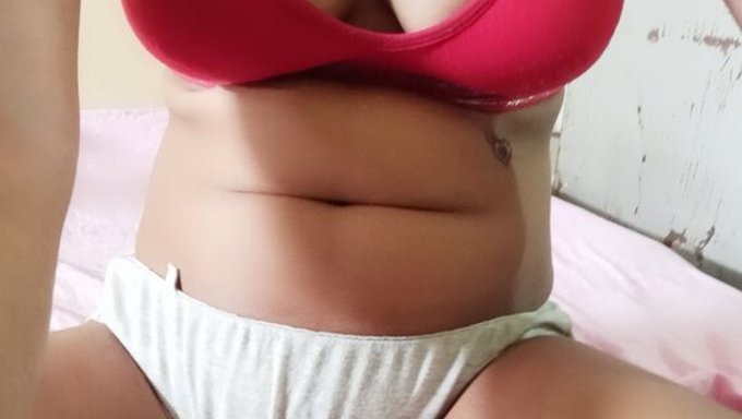 大学夫妇在宿舍房间里热情做爱