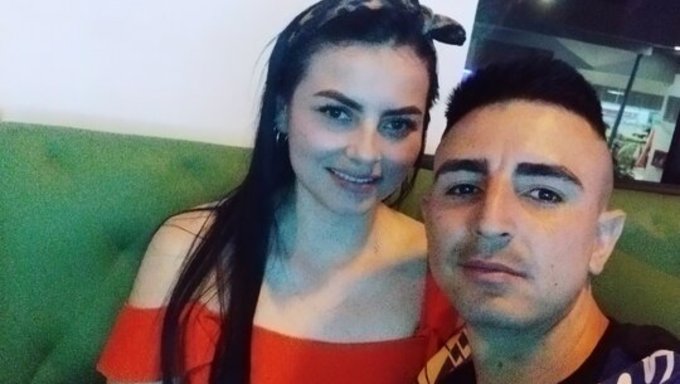 大屁股和穿孔的少女在汽车旅馆里被诱惑和操