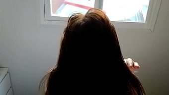 真正的情侣在窗户前变...