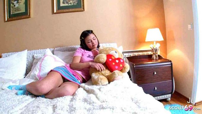 18岁的淫荡女孩在业余肛交视频中享受面部乐趣