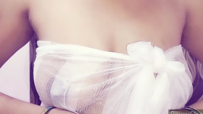 穿着性感连衣裙的性感少女在淋浴间里变得淘气