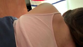 拥有大自然乳房和小胸...