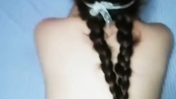 看一个拉丁裔的熟女从后面被操屁股