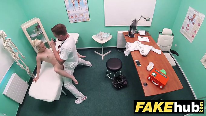 性欲旺盛的医生在假医院里和新剃的护士做爱
