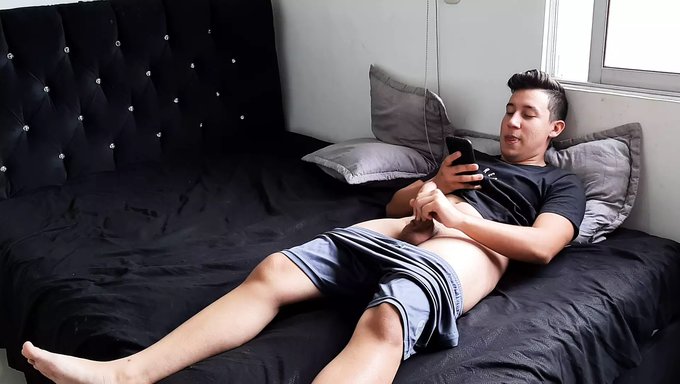 少女拉丁美女给表妹的大鸡巴口交