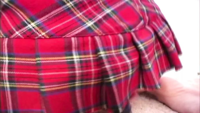 Sophie的瘦身和小乳房在假阳具性爱视频中被突显出来