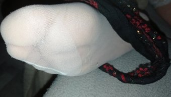 穿着丝袜的金发女孩给...