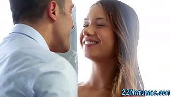 小巧的欧洲宝贝接受硬...