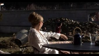 成熟女人在狂野的三人...