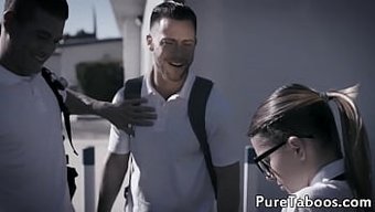 三个年轻女子与他们的...
