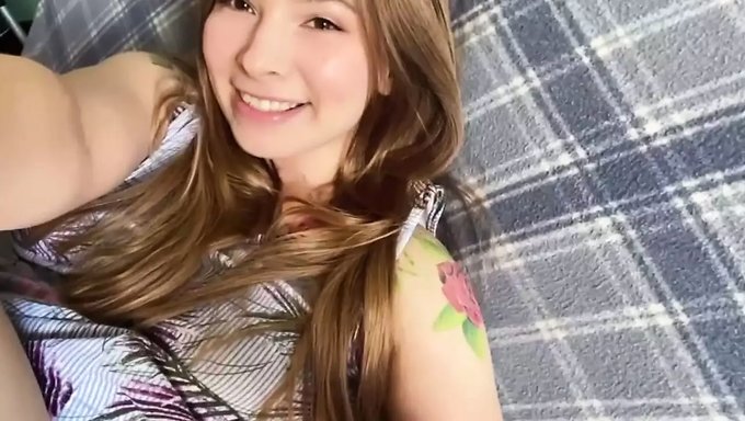 宝贝的阴户被手指从后面插入并被吃掉
