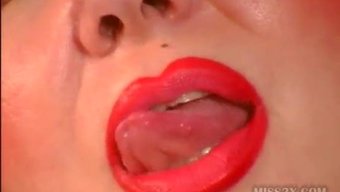 英国女士沉迷于网络摄...