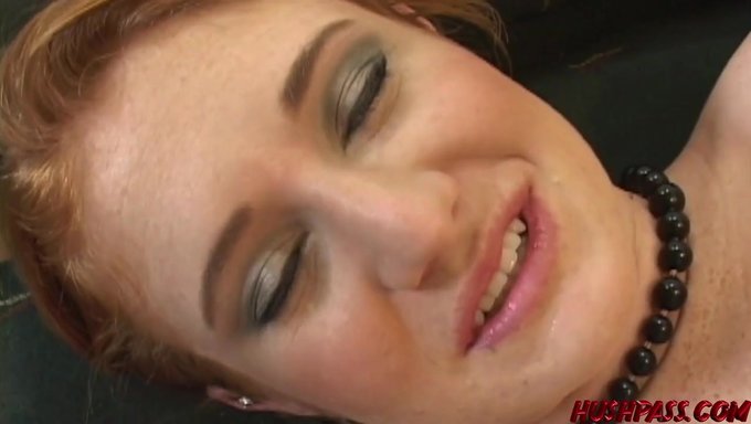 火红的红发女郎charly的大天然乳房和高清色情中的口交技巧