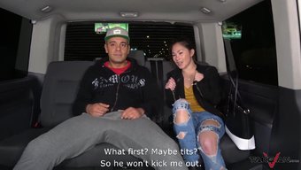 娇小的亚洲美女在后座...