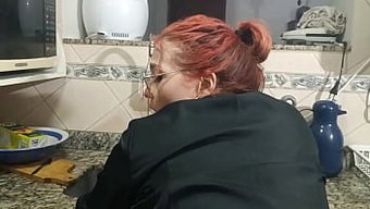 一个黑人顺从的女仆被...