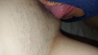 看这个业余女孩吃她的...