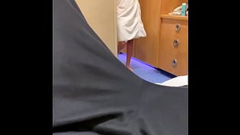 瘦弱的少女在邮轮上被...