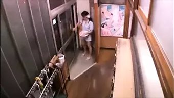 日本诱惑在澡堂导致女...