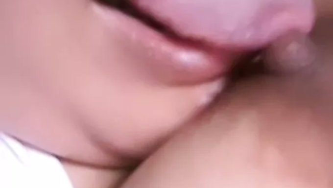 印度尼西亚自慰:一个性感的女孩在现场变得淘气
