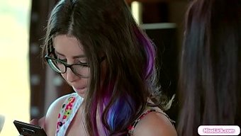 丰满的继母和她的继女...