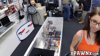 大屁股妹子和一个阳具...