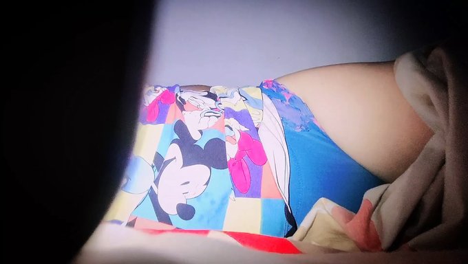 年轻女孩第一次和一个年长的男人在一起