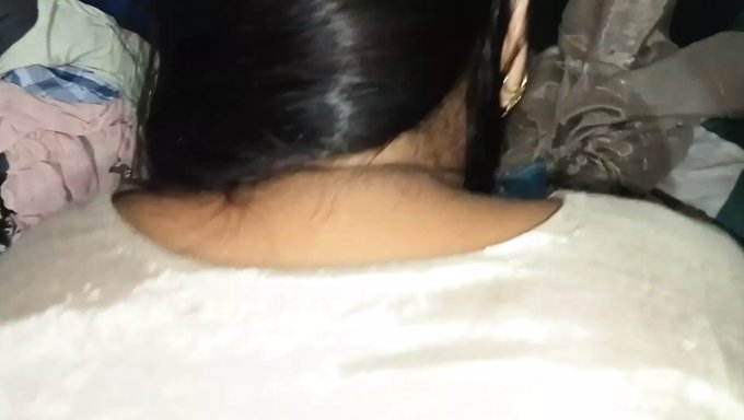 成熟的女人anita从年轻男子那里得到了肛门快感