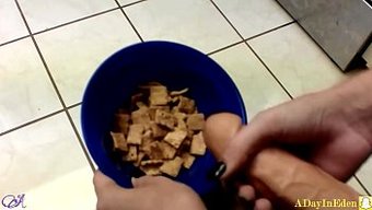 在我的麦片上射精:偷...