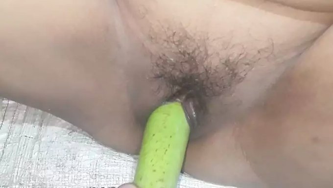 印度少女在双性恋狂欢中与男友一起自慰