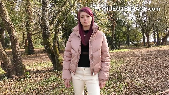 瘦弱的少女为她的第一次色情角色试镜