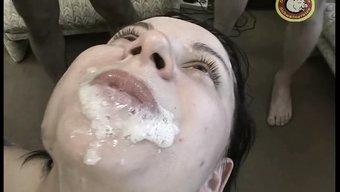 业余少女在狂野的群交...
