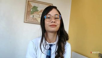 穿着校服的娇小欧洲女...