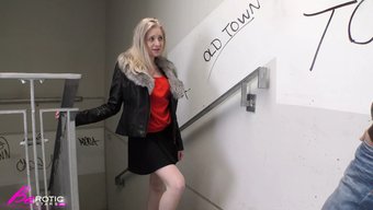 大学女孩口交并在ti...