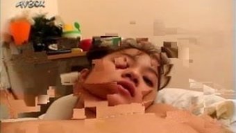亚洲少女被操屁眼并被...