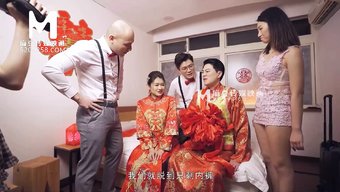 亚洲新娘和新郎在婚礼...