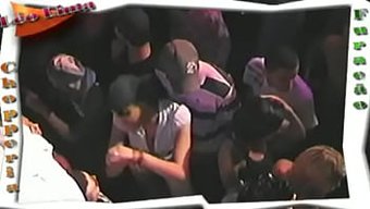 看狗在俱乐部里磨蹭和被肛交