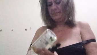 成熟女人的有趣假阳具体验