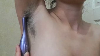 成熟的女人炫耀她的天然阴毛