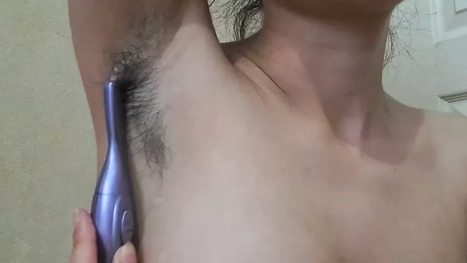 成熟的女人炫耀她的天然阴毛