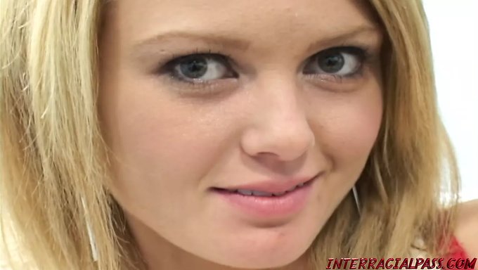 Emily Evermoore在热辣的遭遇中享受多个黑色阴茎